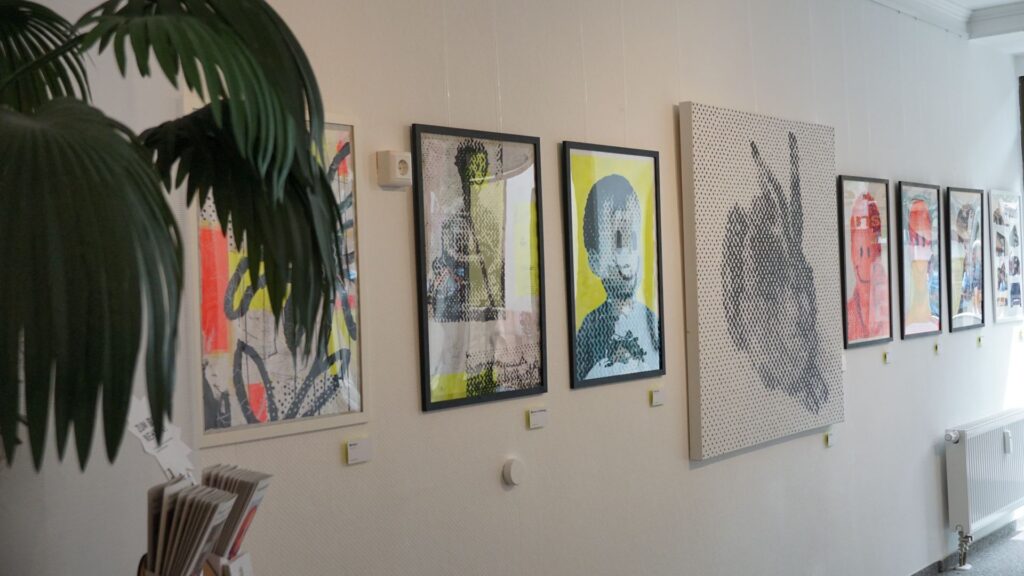Bilder von Felix Wißkirchen in der Ausstellung in Bad Waldsee